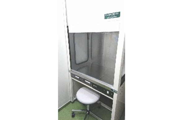 大和鶴間薬局　無菌調剤室内部