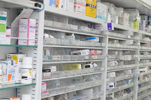 大和鶴間薬局　薬棚